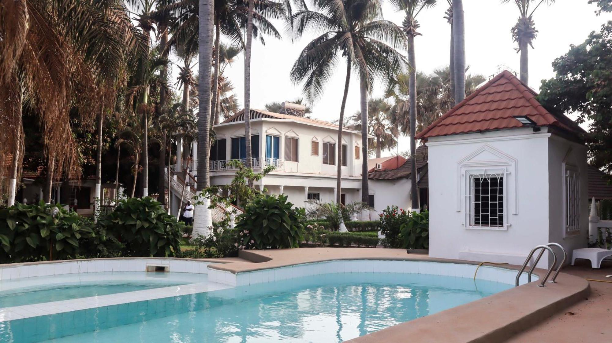 Coconut Residence & Spa Kololi Exterior photo